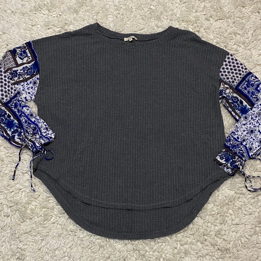 IN LOOM Women's size medium top with Blue Patterned dressy Sleeves